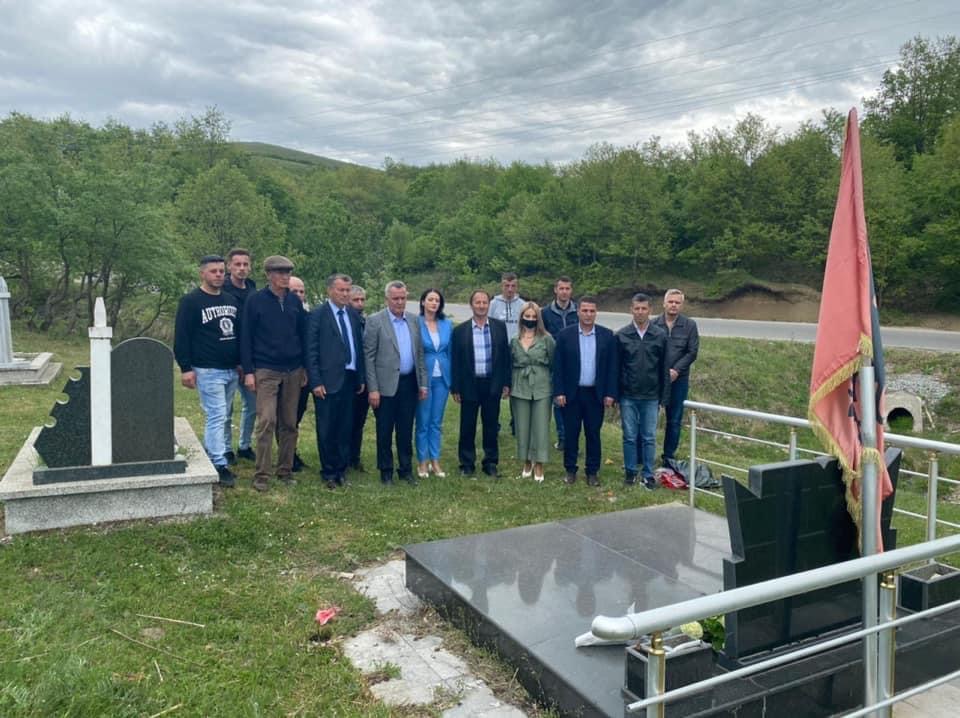 Nderohen me homazhe martirët e fshatit Mirenë