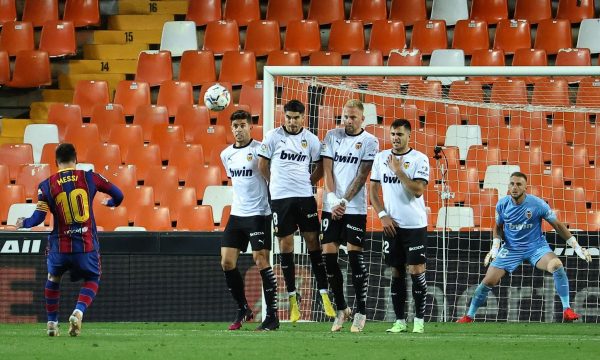 Barcelona e mund Valencian në një ndeshje dramatike, e vijon luftën për titull