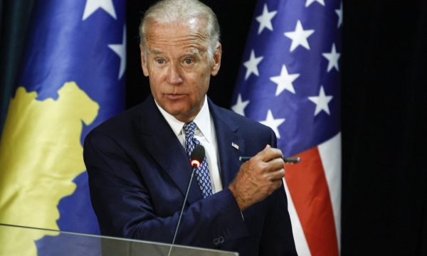Kurti e uron Bidenin në përvjetorin e zgjedhjes si president, fitoren e tij e ndërlidh me atë të VV-së