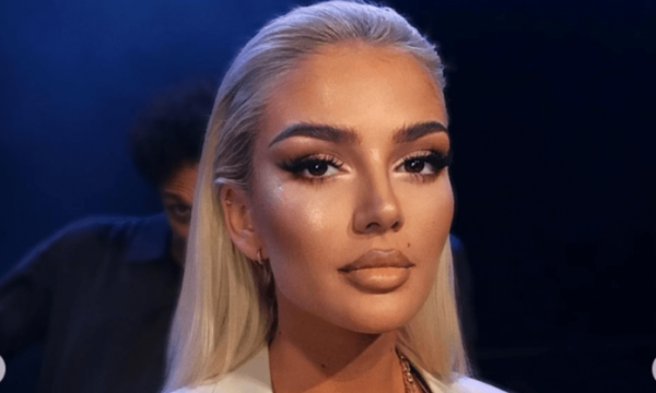 Loredana pozon me plot stil nga Parisi
