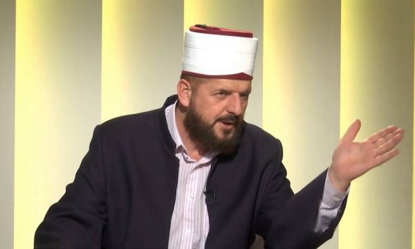 Shefqet Krasniqi ju befason me look-un e ri, ndreq flokët te frizeri i reperëve