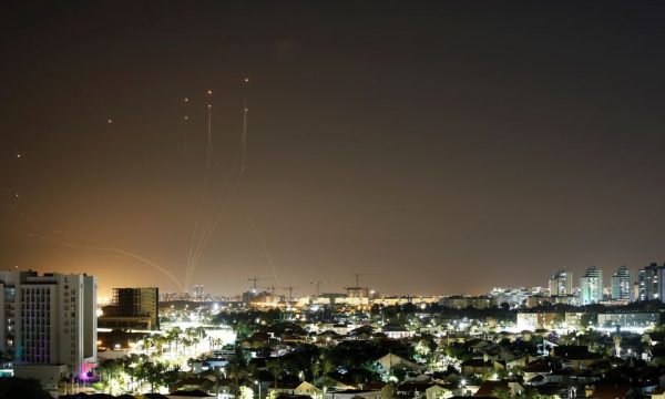 Hamasi e sulmon me 130 raketa Tel Avivin e Izraelit