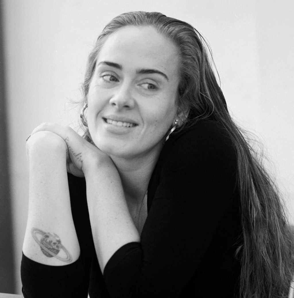 Adele duket më e lumtur se kurrë pas humbjes së peshës ndërsa poston fotografi në ditëlindjen e 33-të