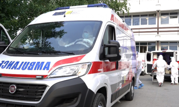 Bie nga dritarja e katit të dytë një fëmijë në Lipjan