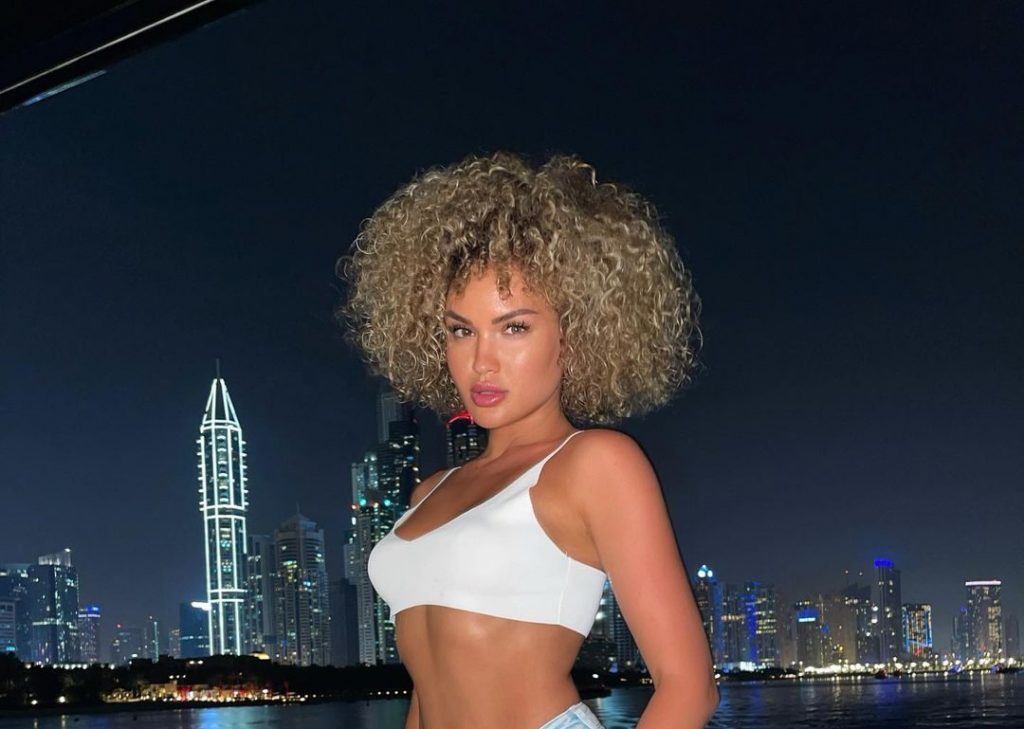 Arta Elezaj shfaq linjat trupore me foto nga Dubai