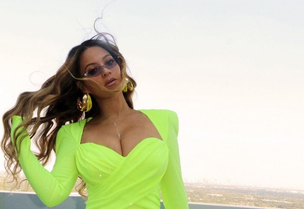Beyonce thekson linjat trupore me veshjen e ngushtë