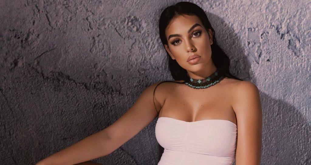 Georgina Rodriguez shfaqet joshëse në rroba banje në setin e ri fotografik