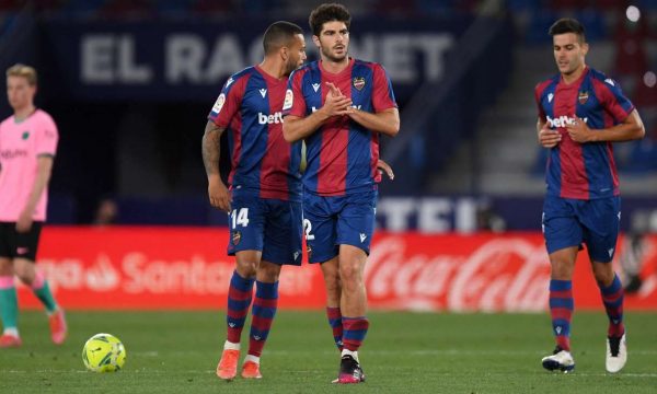 Levante ia prish matematikat Barcelonës për titull në La Liga