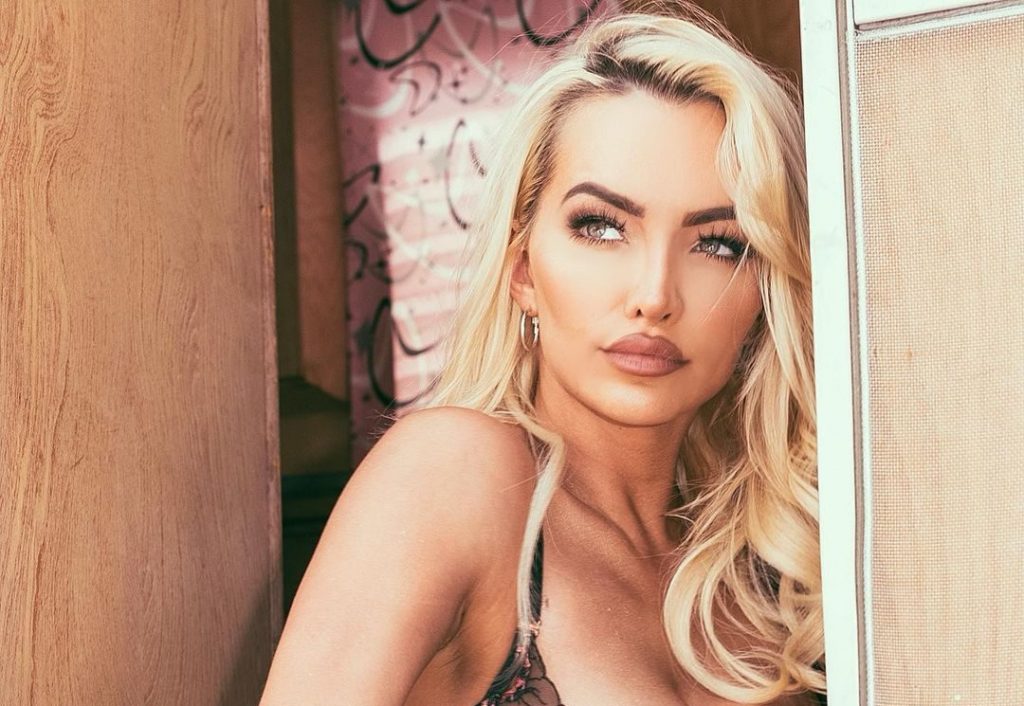 Lindsey pozon me veshjen e ngushtë dhe gjoksin jashtë