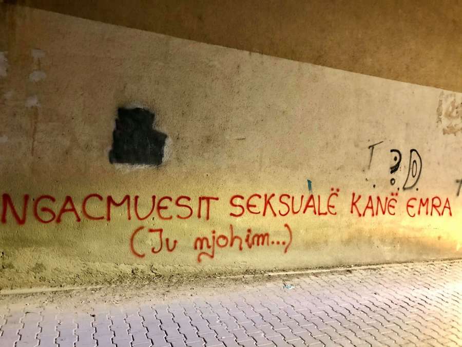 Grafite në Lipjan për të kundërshtuar ngacmimet seksuale në shkolla