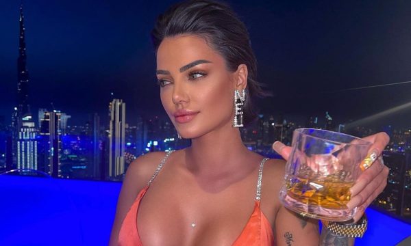 “Nër hije”, Morena Taraku nuk njeh limit me bikini transparente
