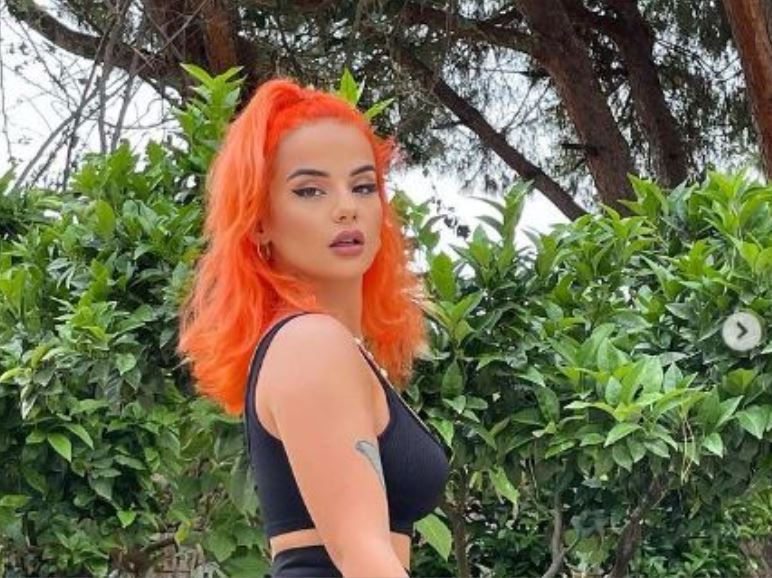 Rina vjen me një foto të nxehtë, tregon të pasmet