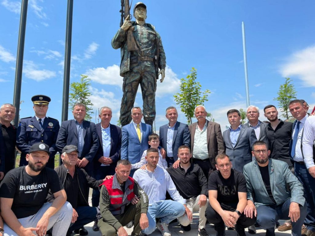 Bekim Jashari: Vendosja e shtatoreve të dëshmorëve e veprimtarëve të kombit e shtetit tonë është dëshmi e historisë sonë të lavdishme