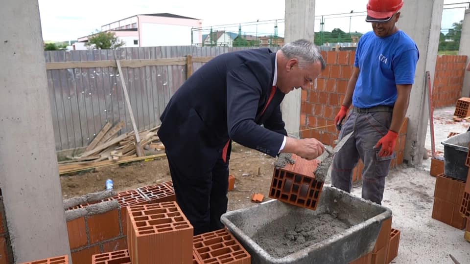 Kryetari i Lipjanit në terren, i përvishet punës (FOTO)