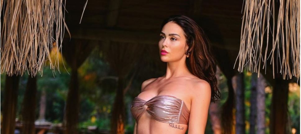 Xhensila Myrtezaj thekson linjat trupore përmes fotografive në bikini