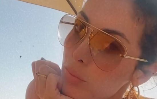 Nora Istrefi publikon video nga pushimet, shfaqet në bikini ngjyrë floriri