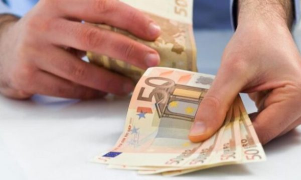 Klienti bën kërdi në një bankë në Prishtinë, deponohen 1 mijë e 900 euro false