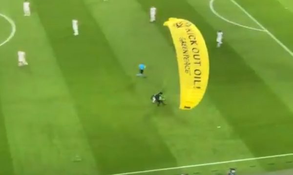 Një paragllajdist fluturoi pa leje mbi “Allianz Arena”, u rrëzua në fushë
