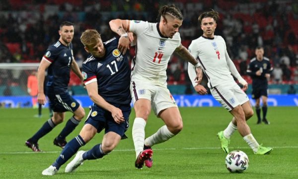 Skocia i reziston Anglisë në derbin ishullor