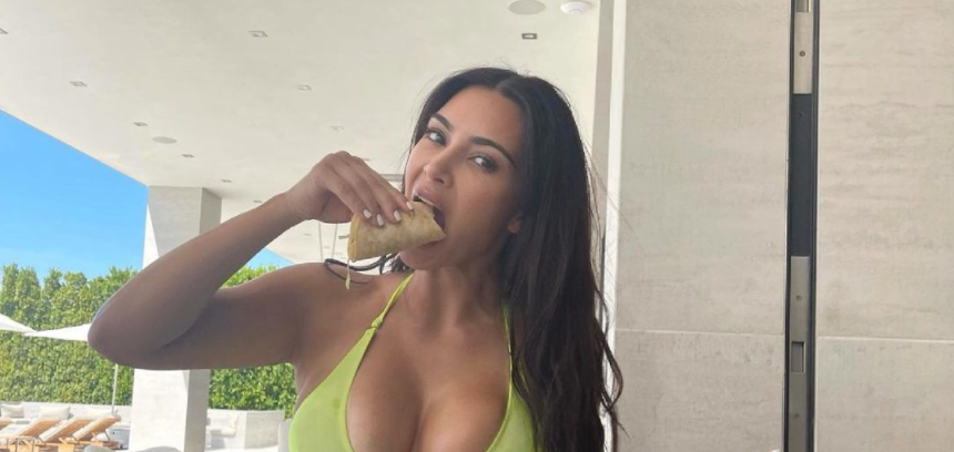 Kim Kardashian tregon figurën e saj të pabesueshme në bikini ndërsa kafshon një ‘taco’