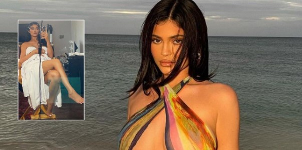 Kylie Jenner pozon tërheqëse teksa mbështjellet vetëm me robdishan