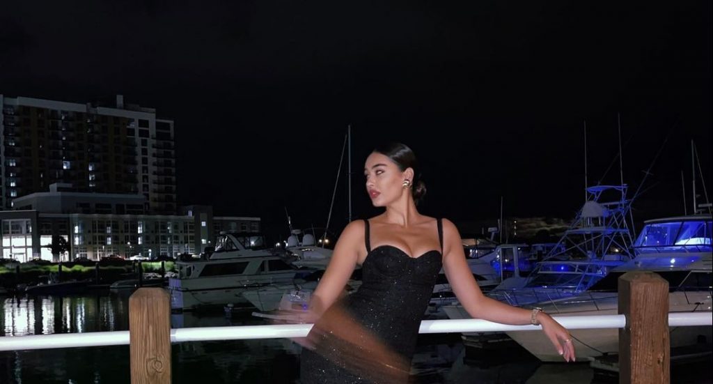 Adrola Dushi ndan imazhet me fustanin e shkurtër ku vë në pah këmbët e gjata