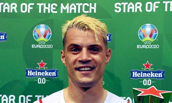 Arsenali bëhet i gjallë për Xhakën, katër postime për kosovarin