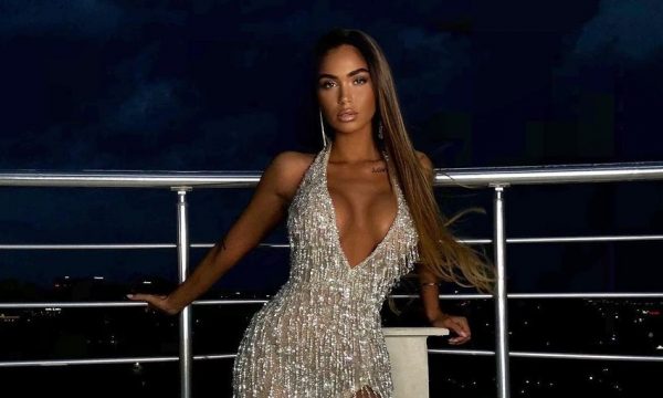 Arta tregon paksa gjoksin në foton e fundit