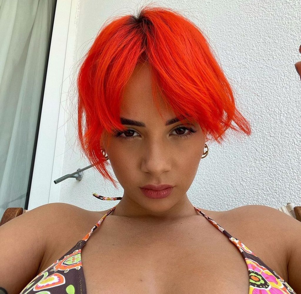 Rina Balaj ndan foto në bikini teksa merr vëmendje me ngjyrën e ‘zjarrtë’ të flokëve