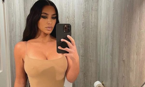 Kim Kardashian thekson format trupore dhe bën paraqitje atraktive në të brendshmet e markës së saj “Skims”