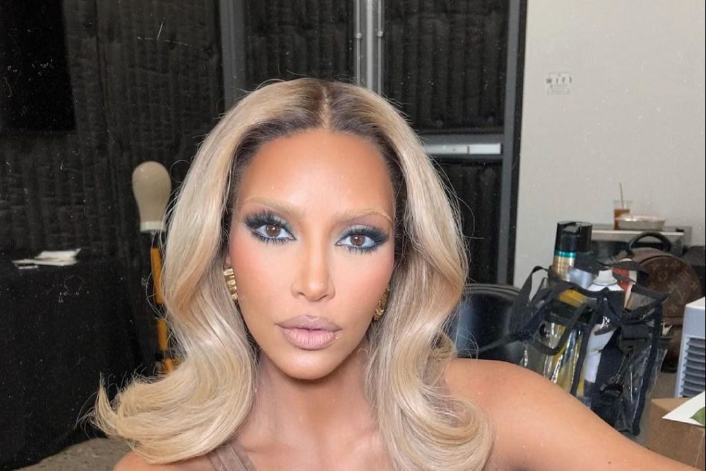 Kim Kardashian mahnit ndjekësit me vetullat e ngjyrosura të bardha për kampanjën futuriste të SKIMS