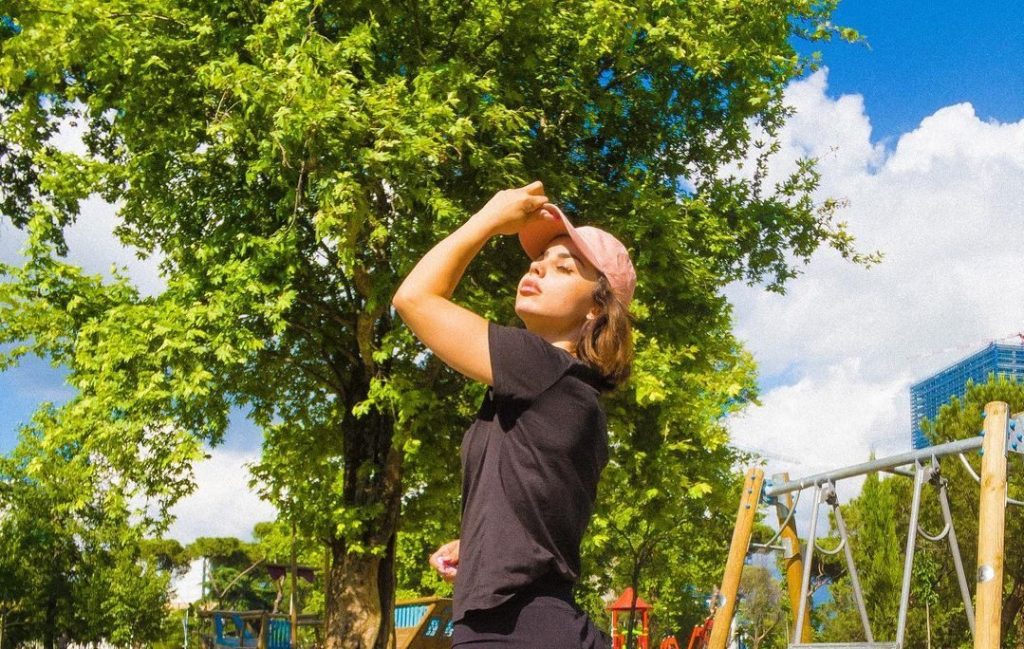 “Duke shijuar këtë diell shqiptar”, Linda Halimi sjell pamje të fizikut në rrjete sociale