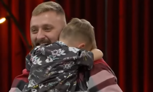 Majkut i shkon në studio djali, surprizohet live në emision