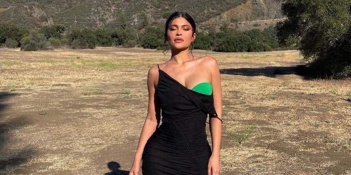 Kylie pozon tërheqëse me fustan të gjatë, thotë se është duke punuar