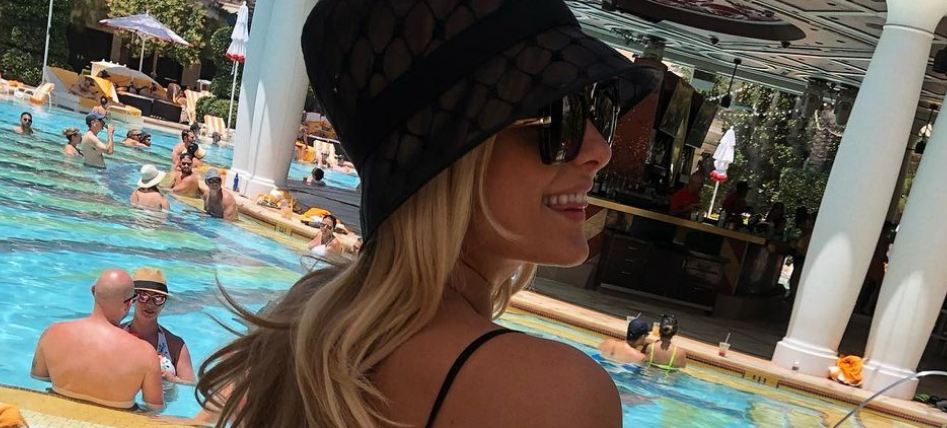 Bebe Rexha filmon trupin nga afër duke marrë rreze dielli në bikini