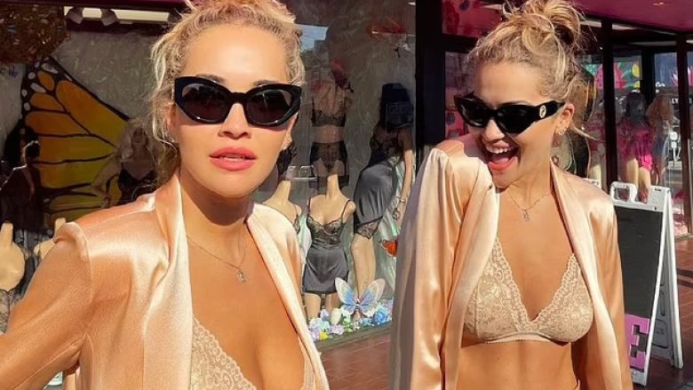 Rita Ora pozon me dekoltenë e hapur para dyqanit të të brendshmëve, ndërsa tregon fizikun e tonifikuar