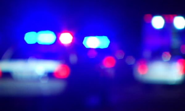 Zyrtarët policorë i ofrojnë ndihmën e parë qytetares së alivanosur në Vushtrri