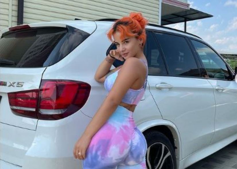Rina pozon pranë ‘BMW X5’