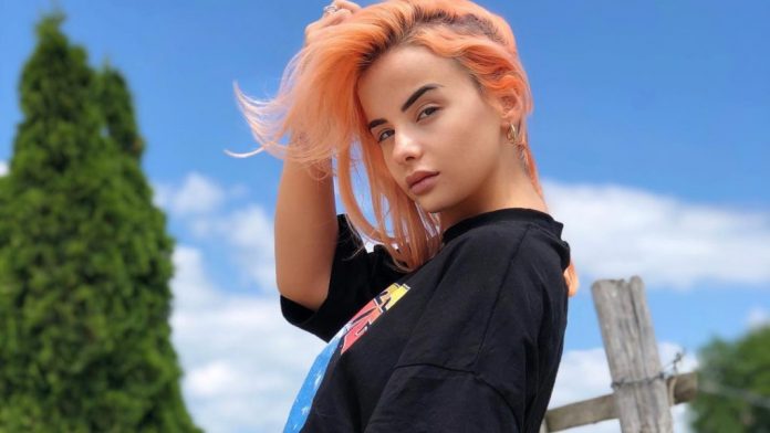 Rina Balaj duket kaq perfekt në kompletet e gjelbërta