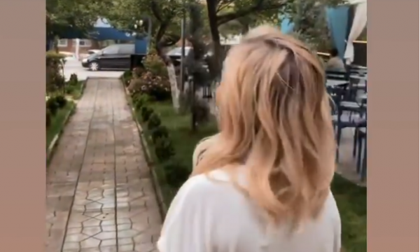 Adriana Matoshi e tejkalon të nxehtit për pak sekonda, freskohet me ujë nga dy të rinj
