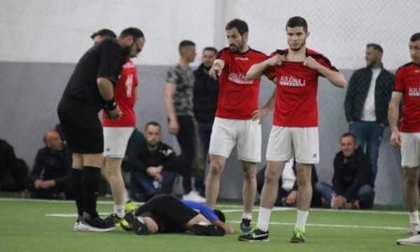 Në Lipjan futbollistit i rrezikohet jeta si Eriksenit, gjyqtari Alban Zenjullahu është heroi