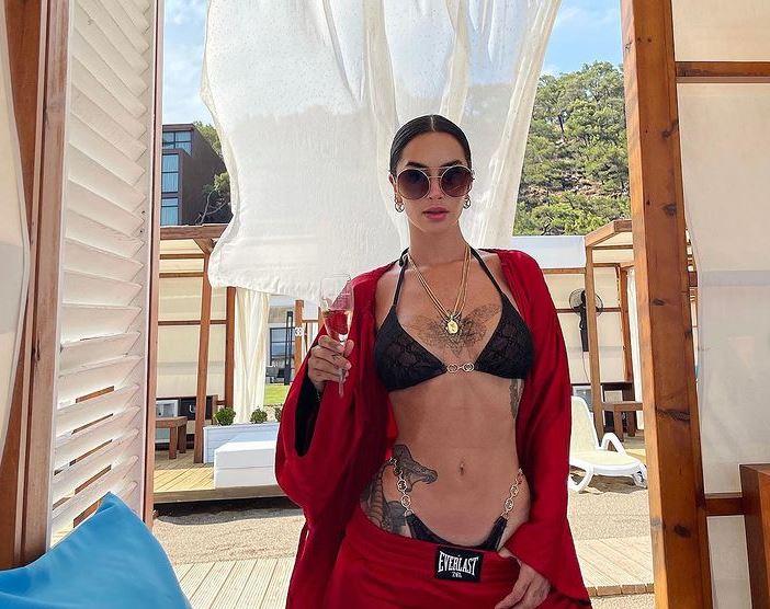 Dafina Zeqiri vjen me pamje në veshjen provokuese para koncertit