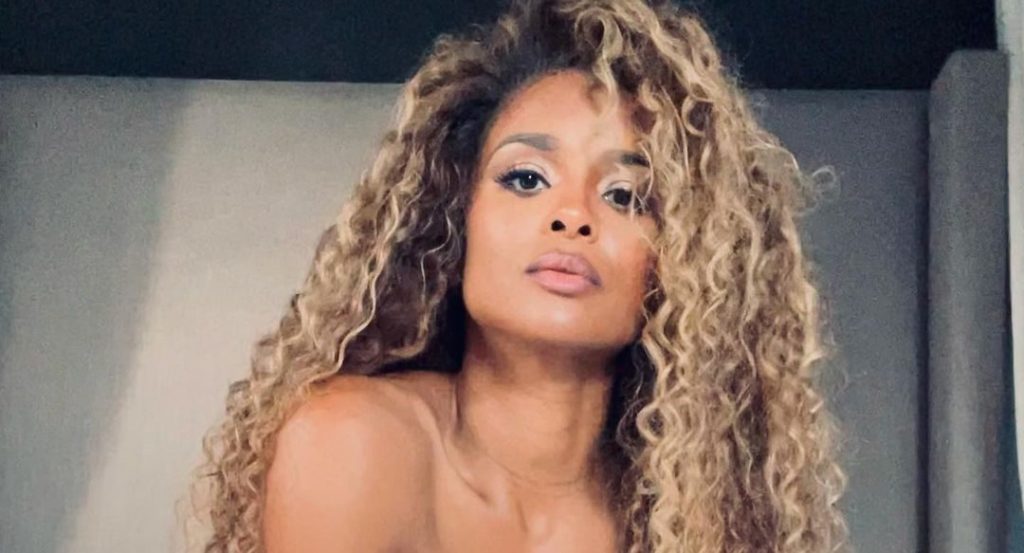 Ciara shkëlqen me linjat e tonifikuara në bikini me print leopardi