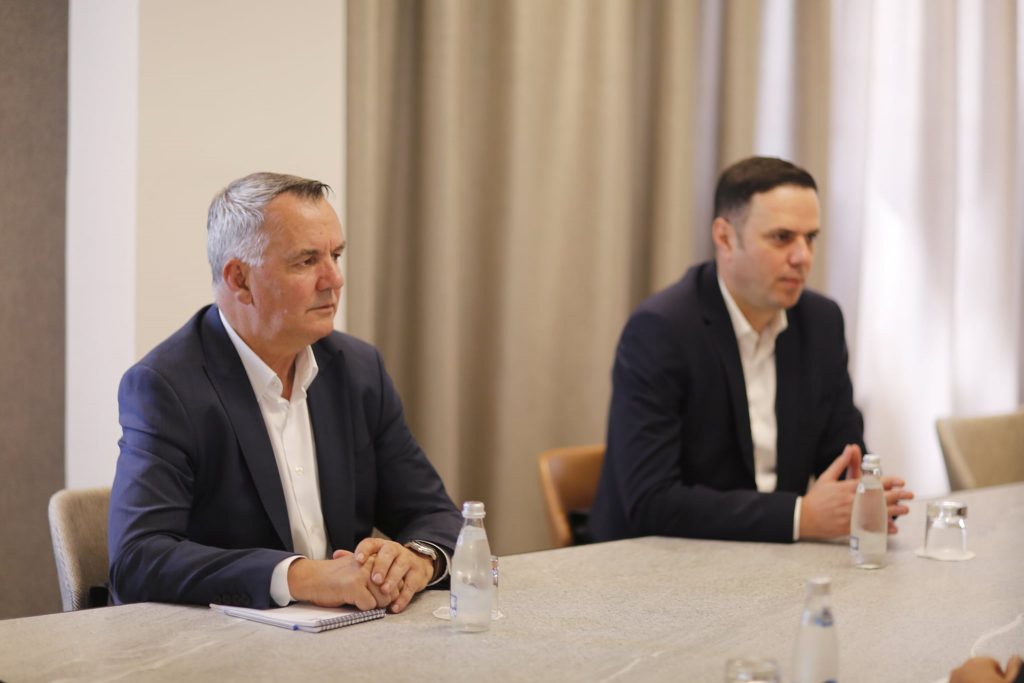 Lumir Abdixhiku takon nesër Escobarin dhe Lajçakun