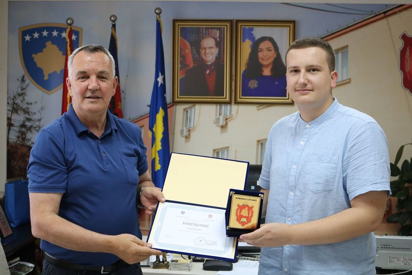 Kryetari Ahmeti pret në takim studentin e dalluar Bujar Mehmeti