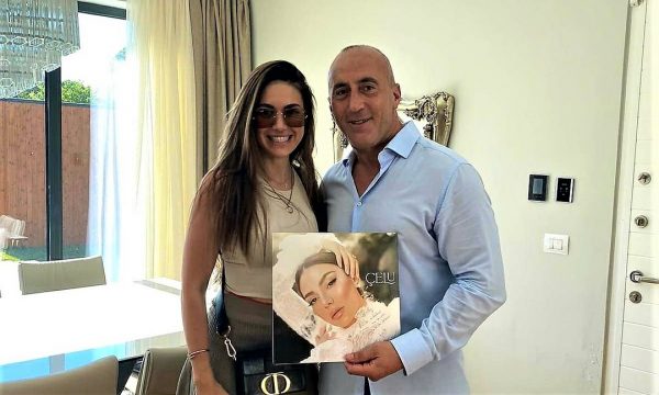 Elvana Gjata i shkon në shtëpi Ramush Haradinajt për t’ia dhuruar albumin e saj