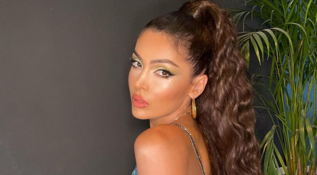 Nora Istrefi shfaqet plot stil duke vënë në fokus këmbët