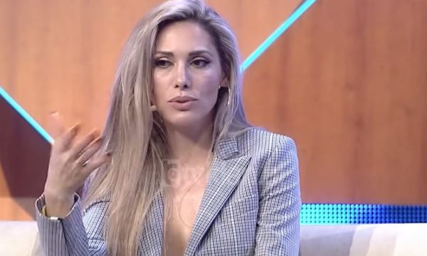 Ledina Çelos nuk ia lë shenjë mosha, lajmërohet me poza përvëluese nga bregdeti