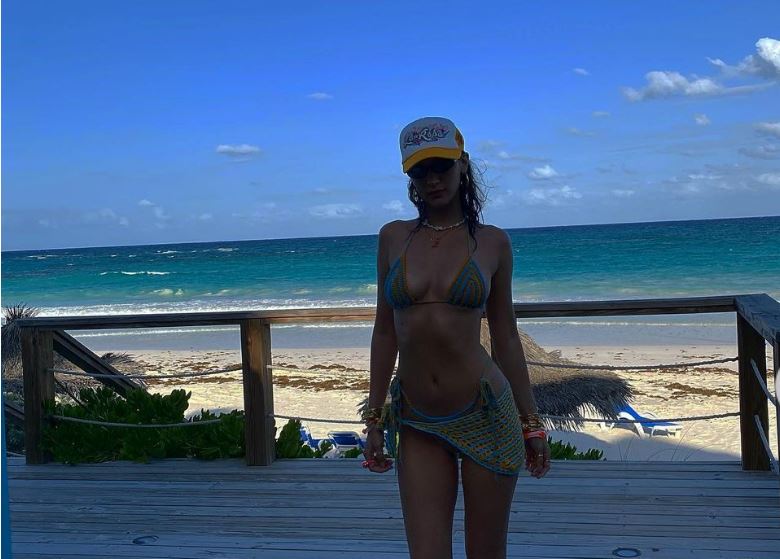 Bella Hadid shkëlqen me figurën e saj të tonifikuar në rroba-banje