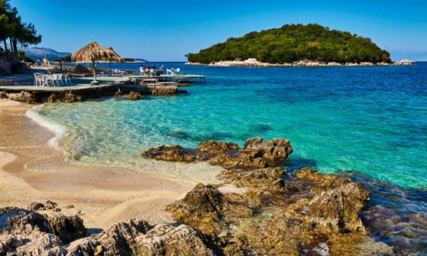 Çmimet e “kripura” në bregdet: Shqiptarët ankohen, turistët e huaj të kënaqur